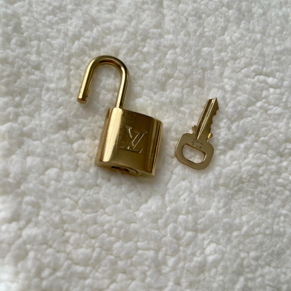 LV lock and key #302
